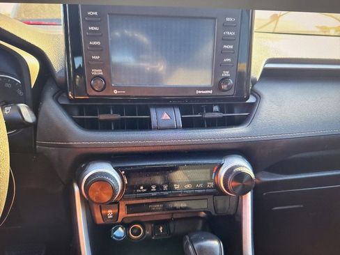 Used 2021 Toyota RAV4 LE image 14