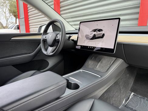 Used 2023 Tesla Model Y Long Range image 17