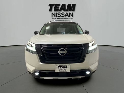 Used 2024 Nissan Pathfinder Platinum AWD/4WD image 2