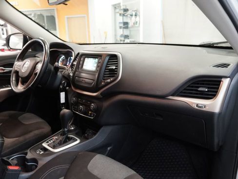 Used 2018 Jeep Cherokee Latitude w/ Altitude Package image 33