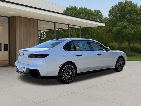 Used 2025 BMW i7 eDrive50 w/ M Sport Package image 7