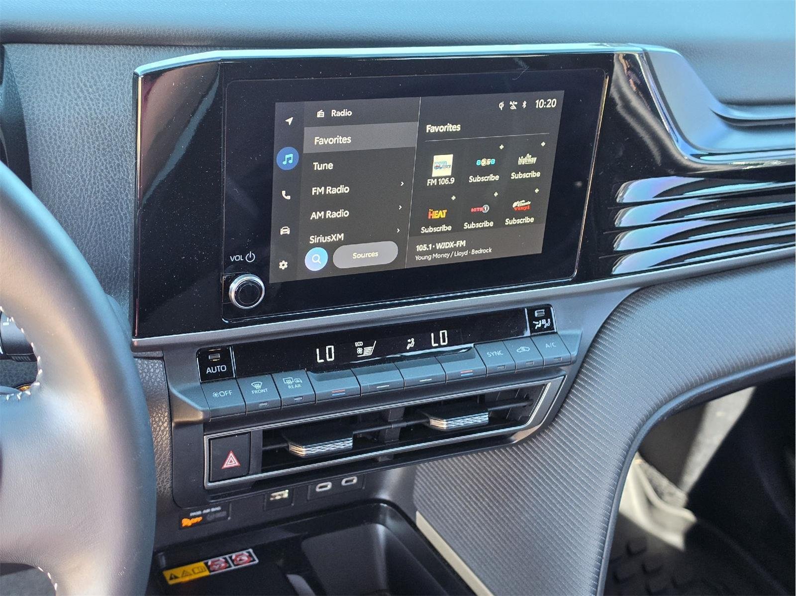 Used 2025 Toyota Camry SE FWD image 11