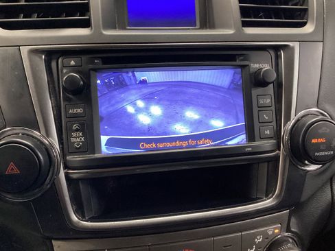 Used 2013 Toyota Highlander SE image 24