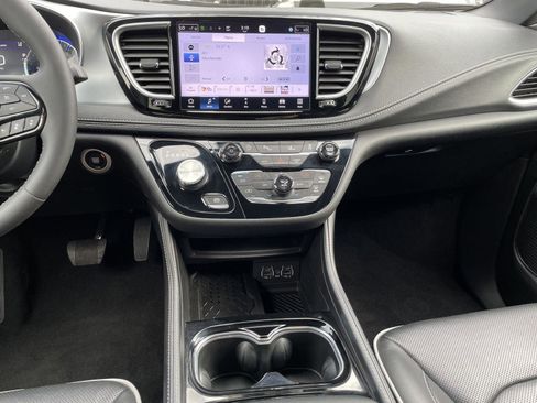 Used 2025 Chrysler Pacifica Limited FWD image 21