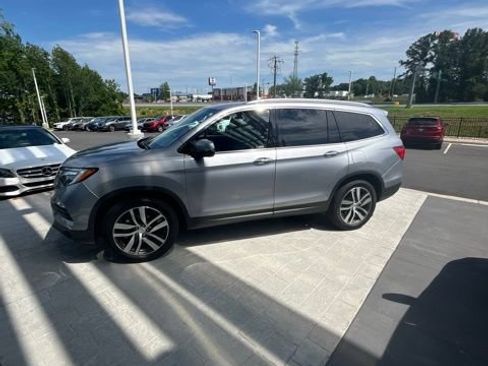 Used 2018 Honda Pilot Touring image 3