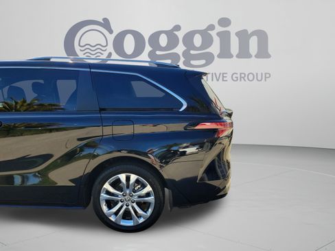 Used 2024 Toyota Sienna Platinum FWD image 31