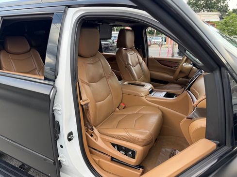 Used 2017 Cadillac Escalade ESV Platinum AWD/4WD image 11