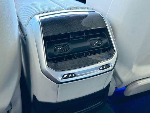 Certified 2025 BMW 760i xDrive image 28