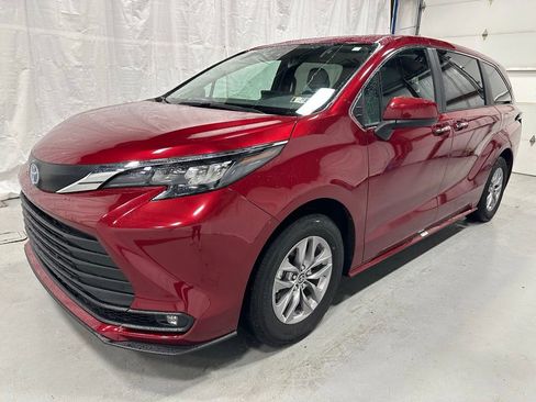 Used 2025 Toyota Sienna XLE AWD/4WD image 3