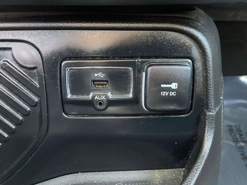 Used 2017 Jeep Renegade Latitude FWD image 29