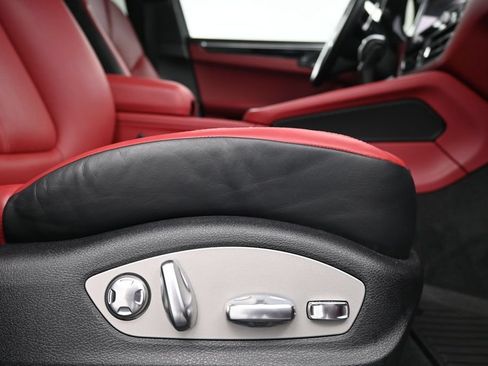 Certified 2023 Porsche Macan AWD/4WD image 15