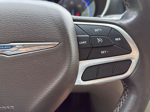 Used 2020 Chrysler Pacifica Touring-L FWD image 15