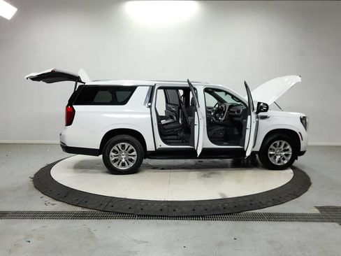 Used 2025 GMC Yukon XL Denali AWD/4WD image 17