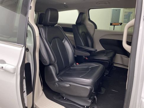 Used 2023 Chrysler Pacifica Touring-L image 18