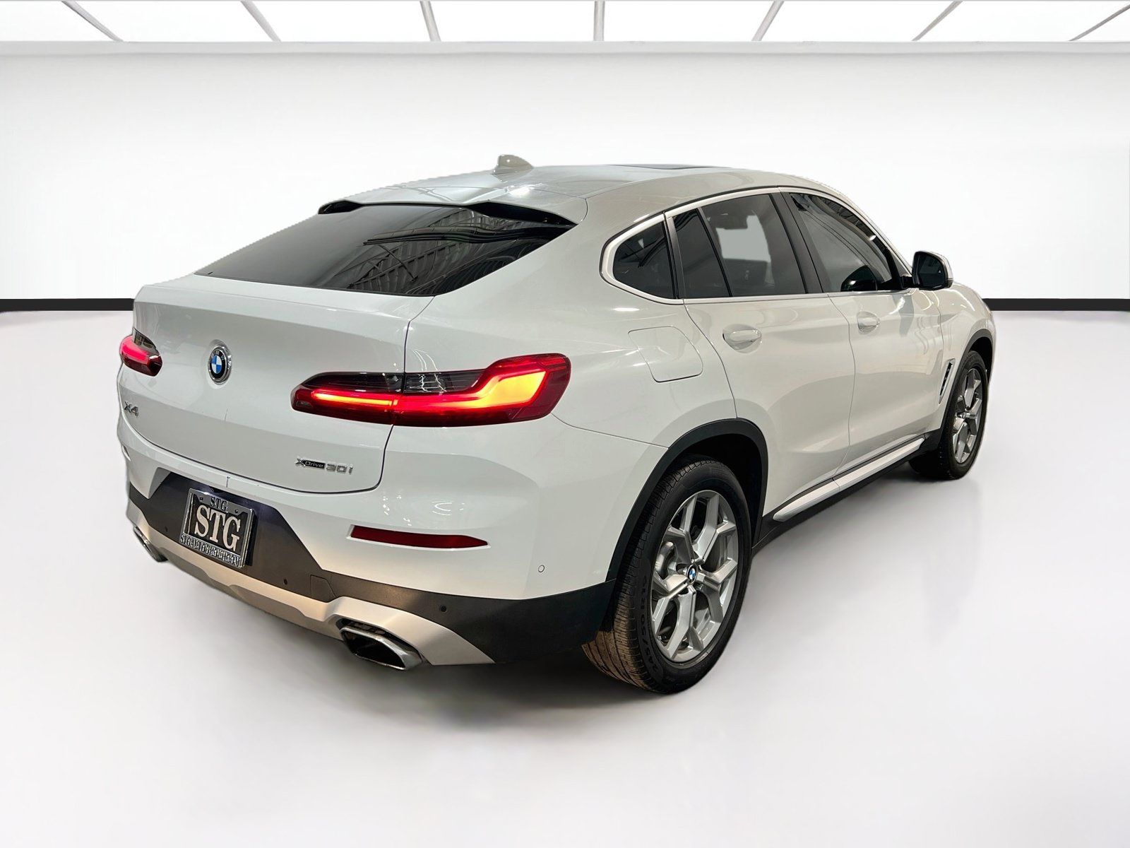 Used 2022 BMW X4 xDrive30i w/ Premium Package AWD/4WD image 4