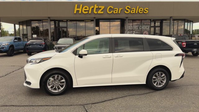 Used 2024 Toyota Sienna LE FWD image 5
