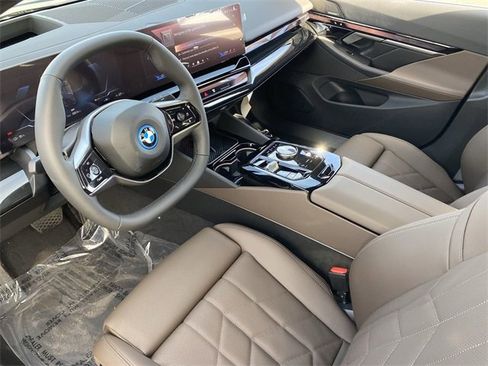 New 2025 BMW i5 xDrive40 w/ Premium Package image 18
