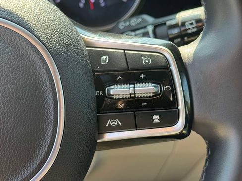 Used 2024 Kia Carnival EX FWD image 21