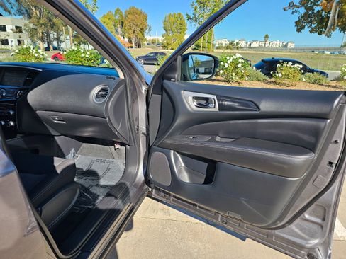 Used 2019 Nissan Pathfinder SV image 29