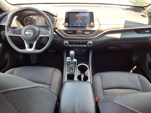 Used 2024 Nissan Altima 2.5 SV FWD image 8