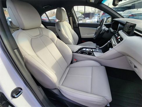 Used 2025 Genesis G70 2.5T image 22