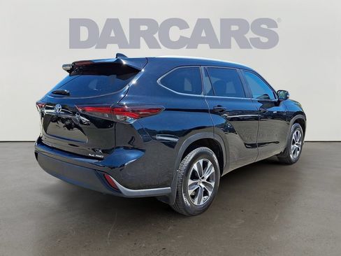 Used 2024 Toyota Highlander XLE AWD/4WD image 6