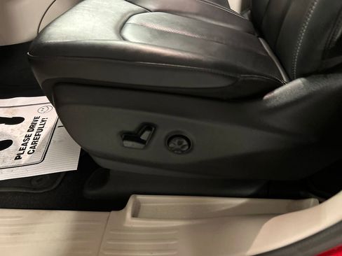 Used 2024 Chrysler Pacifica Select image 13