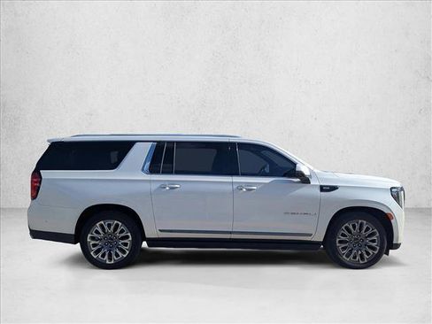 Used 2023 GMC Yukon XL Denali Ultimate AWD/4WD image 4
