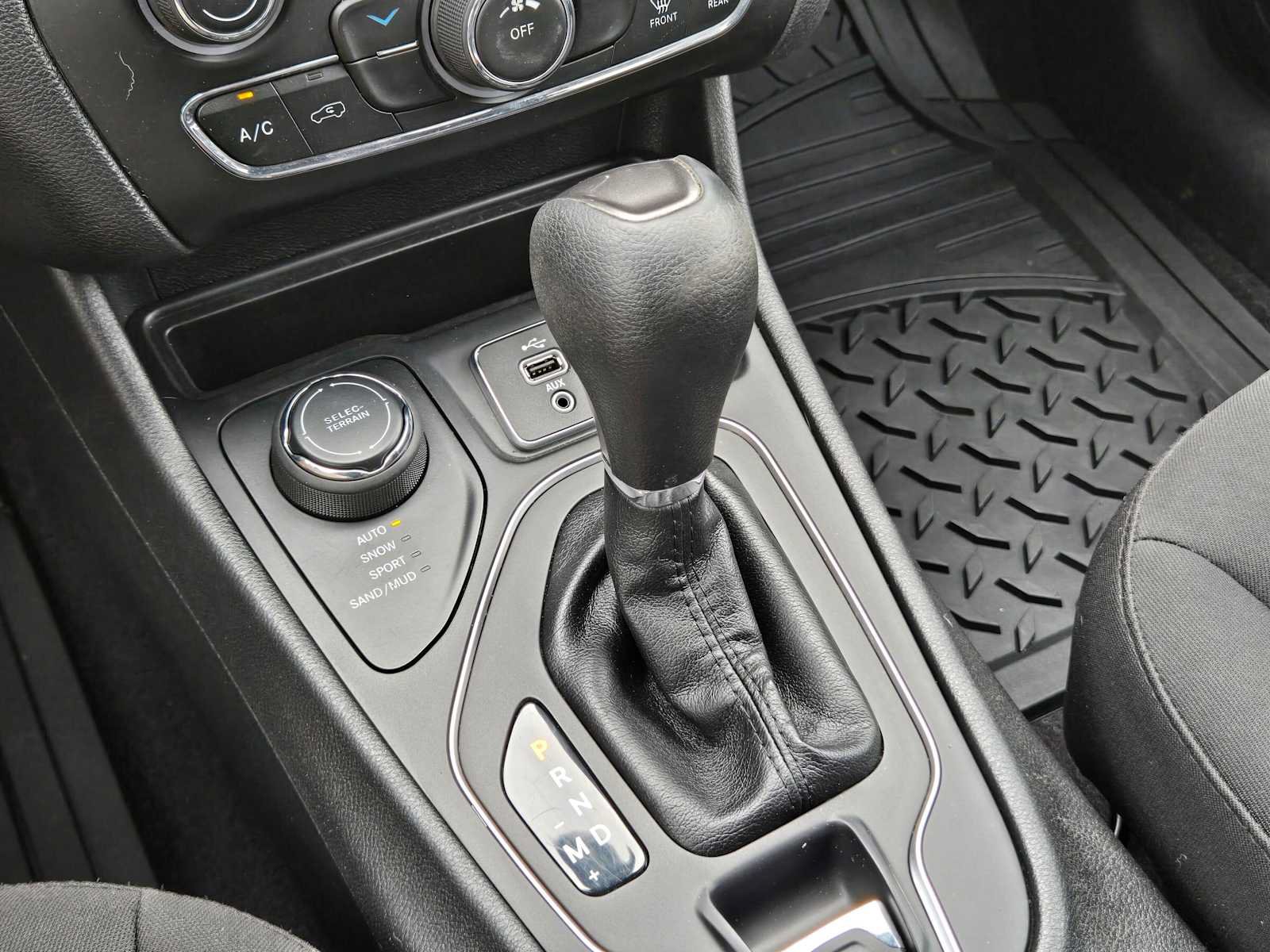 Used 2019 Jeep Cherokee Latitude w/ Popular Appearance Group AWD/4WD image 33