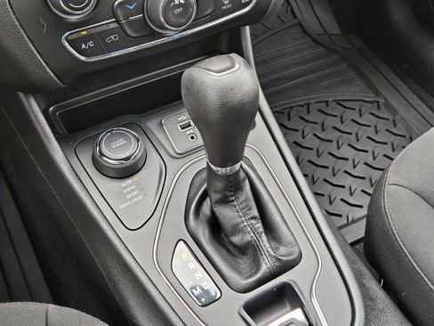 Used 2019 Jeep Cherokee Latitude w/ Popular Appearance Group AWD/4WD image 33