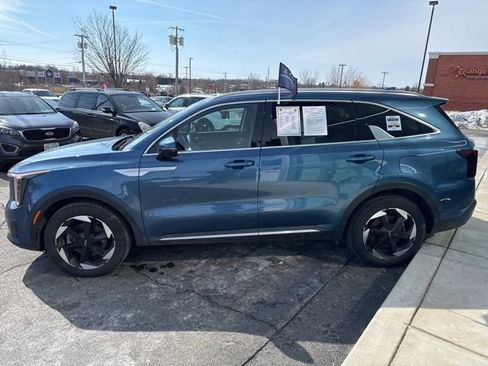 Certified 2025 Kia Sorento EX image 3