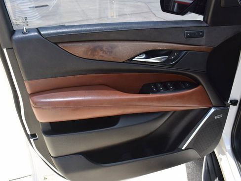 Used 2019 Cadillac Escalade Luxury RWD image 9