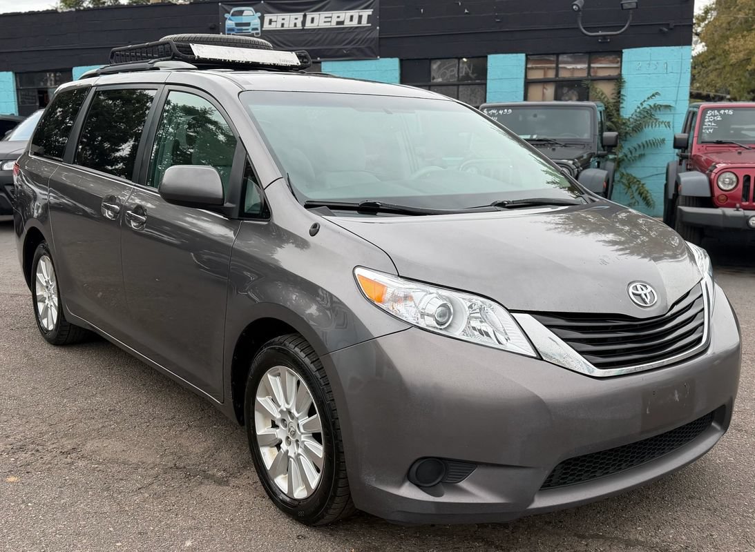 Used 2013 Toyota Sienna LE w/ Towing Pkg AWD/4WD image 1
