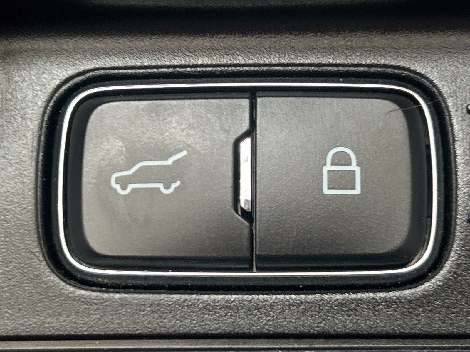 Used 2020 Ford Explorer XLT w/ Equipment Group 202A AWD/4WD image 14