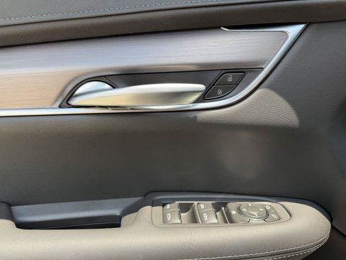 Used 2026 Cadillac XT5 Luxury w/ LPO, ONYX Package FWD image 5