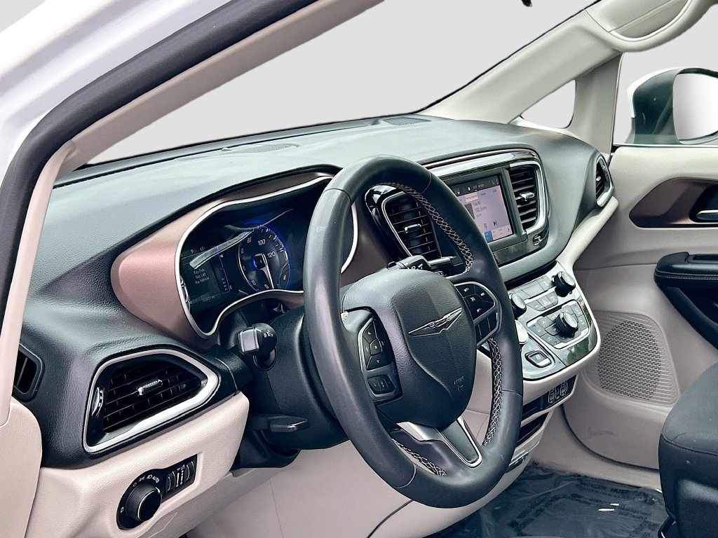 Used 2022 Chrysler Voyager LX FWD image 9