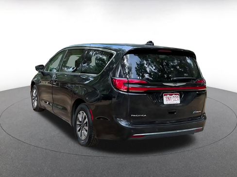 Used 2023 Chrysler Pacifica Touring-L FWD image 12
