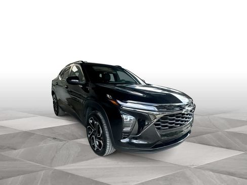 Used 2024 Chevrolet Trax RS w/ Sunroof Package FWD image 2