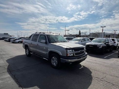 Used 2006 Chevrolet Avalanche LT AWD/4WD image 2
