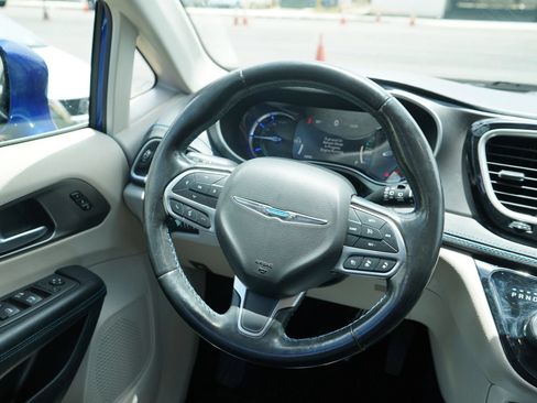 Used 2021 Chrysler Pacifica Touring-L FWD image 17
