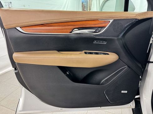 Used 2017 Cadillac XT5 Platinum w/ Driver Assist Package AWD/4WD image 13