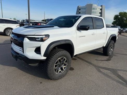 Used 2024 Chevrolet Colorado ZR2 w/ Technology Package AWD/4WD image 6
