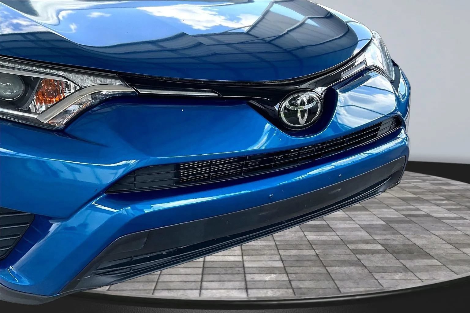Used 2018 Toyota RAV4 LE w/ All Weather Liner Package FWD image 29