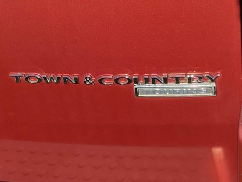 Used 2009 Chrysler Town & Country Touring FWD image 12