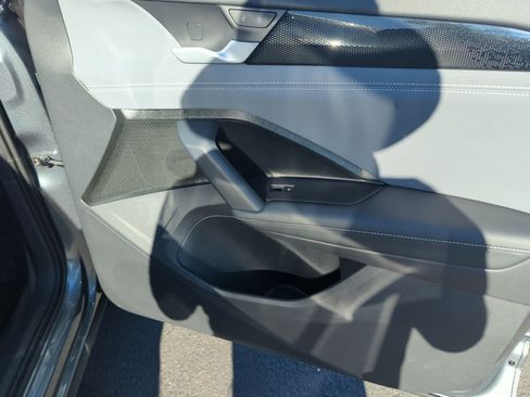 Certified 2025 Volkswagen Tiguan SE image 16