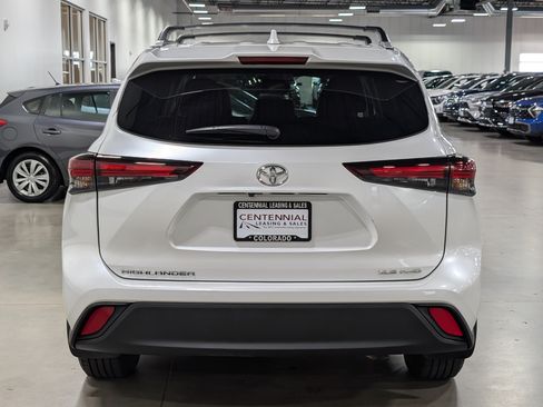 Used 2024 Toyota Highlander XLE AWD/4WD image 4