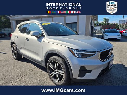 Used 2023 Volvo XC40 B5 Core w/ Climate Package AWD/4WD image 1