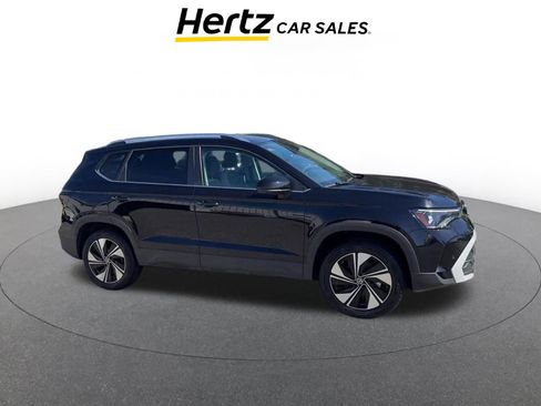 Used 2025 Volkswagen Taos SE image 1