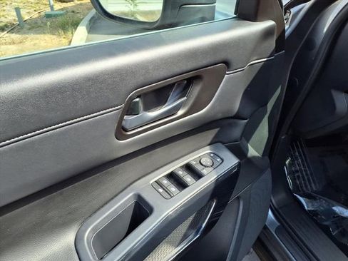 Used 2024 Nissan Pathfinder SV image 12