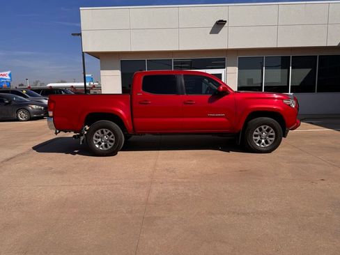 Used 2017 Toyota Tacoma SR5 w/ Tow Package image 2